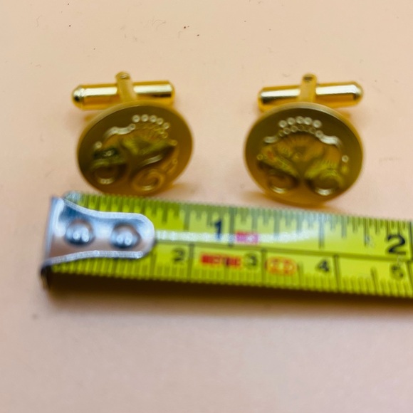 Gold-toned seahorse cufflinks - Picture 4 of 4